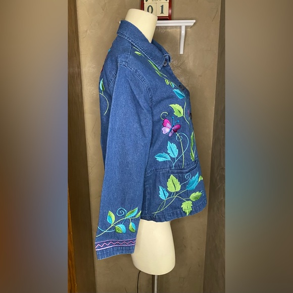 Coldwater Creek woman’s denim jacket Floral Embroidered  size SP - Picture 3 of 12